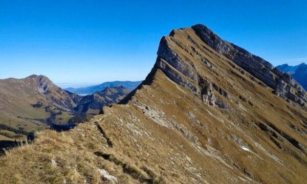 Alpinisti 30-vjeçar humb jetën pas rënies 200 metra nga një mal në Zvicër