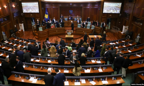 Kuvendi miraton një sërë marrëveshjesh ndërkombëtare në vlerë prej miliona eurosh  Ligjvënësit kosovarë i kanë ratifikuar të enjten një sërë marrëveshjesh ndërkombëtare, të cilat kapin vlerën e miliona eurove.  Ratifikimi i tyre vjen pas vonesave të shkaktuara nga pezullimi i punës së Kuvendit gjatë marsit, si pasojë e një vendimi të Gjykatës Kushtetuese, lidhur me një dekret të presidentes Vjosa Osmani për shpërndarjen e legjislaturës së dhjetë, i cili u rrëzua dhe ligjvënësit rifilluan punën.  Marrëveshjet e rëndësishme ndërkombëtare mund të miratohen vetëm me votat e 2/3 të deputetëve të Kuvendit me 120 vende.  Marrëveshjet e së enjtes u miratuan me votat e Lëvizjes Vetëvendosje, Lidhjes Demokratike të Kosovës, Aleancës për Ardhmërinë e Kosovës dhe nga një pjesë e pakicave, ndërsa deputetët e Partisë Demokratike të Kosovës e braktisën sallën paraprakisht, si shenjë pakënaqësie ndaj mosfutjes së një rezolute si pikë të parë të rendit të ditës.  Në mesin e marrëveshjeve që kaluan të enjten është edhe ajo për kredinë mes Kosovës dhe Bankës Evropiane për Investime për projektin “Energjia Diellore Fotovoltaike” në Korporatën Energjetike të Kosovës (KEK), në vlerë prej 33 milionë eurosh.  Marrëveshjet e ratifikuara:  Marrëveshja për qasje në arsimin e lartë dhe pranim për studime në Ballkanin Perëndimor. Marrëveshja financiare ndërmjet Republikës së Kosovës dhe Bashkimit Evropian, për Programin IPA 2018. Marrëveshja financiare ndërmjet Republikës së Kosovës dhe Bashkimit Evropian, për Programin IPA 2017. Marrëveshja e kredisë mes Republikës së Kosovës dhe Bankës Evropiane për Investime për Projektin Energjia Diellore Fotovoltaike në KEK – Porta Globale. Marrëveshja e Kredisë ndërmjet Republikës së Kosovës, e përfaqësuar nga Ministria e Financave, Punës dhe Transfereve dhe Bankës Evropiane për Rindërtim dhe Zhvillim (BERZh) për Projektin e efiçencës së energjisë në ndërtesa publike. Marrëveshja e kredisë “Projekti i Rrugës me Shpejtësi të Lartë Prishtinë – Mitrovicë” (Kredi shtesë) ndërmjet Fondit Saudit për Zhvillim dhe Republikës së Kosovës. Marrëveshja e kredisë ndërmjet Republikës së Kosovës dhe Bankës Evropiane për Rindërtim dhe Zhvillim për Projektin “Impianti për Trajtimin e Ujërave të Zeza në Podujevë”. Vlera e katër prej këtyre marrëveshjeve, duke përfshirë edhe atë me Bankën Evropiane për Investime, shkon në 121 milionë euro.  Banka Evropiane e Investimeve i kishte thënë Radios Evropa e Lirë në mars se ratifikimi i marrëveshjes “ishte i nevojshëm për ofrimin e financimit të propozuar”.  “Ratifikimi i marrëveshjes do t’i mundësonte Kosovës të ecë përpara me ndërtimin e njërit prej centraleve të saj më të mëdha fotovoltaike diellore, me një kapacitet deri në 100 megavatë. Projekti pritet të forcojë sigurinë energjetike të vendit duke rritur pjesën e energjisë së rinovueshme të prodhuar në vend dhe duke zvogëluar varësinë nga gjenerimi me bazë qymyri. Ai gjithashtu do të mbështeste qëllimet më të gjera të tranzicionit të gjelbër të Kosovës, pasi centrali pritet të gjenerojë rreth 169 gigavatë energji elektrike në vit dhe do t’i ulte ndjeshëm emetimet e dyoksidit të karbonit sapo të vihet në funksion”, thuhej në përgjigje.  E një zëdhënës nga Banka Evropiane për Rindërtim dhe Zhvillim (BERZH) i kishte thënë Radios Evropës së Lirë se çdo vonesë në ratifikimin e dy marrëveshjeve të kredisë do të “mund të çonte në vonesa në kontraktimin dhe zbatimin e punimeve”.  Marrëveshjet me BERZH-in kapin vlerën e 75 milionë eurove.  Ndërkohë, Kuvendi dështoi t’i ratifikojë katër marrëveshje të tjera ndërkombëtare pasi deputetët opozitarë nga Partia Demokratike e Kosovës nuk ishin aty, ndërsa deputetët e LDK-së nuk pranuan që ato të procedoheshin në mënyrë të përshpejtuar siç kërkuan deputetët e partisë në pushtet. /REL