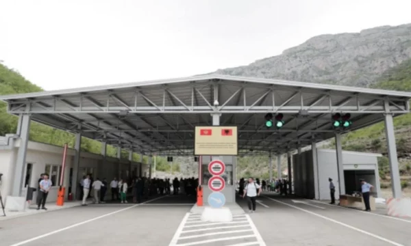Dogana e Shqipërisë kufizon qarkullimin e kamionëve drejt Malit të Zi, Serbisë e Bosnjës nga nesër deri të premten
