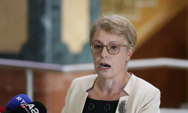 Donika Gërvalla shijon drekën në Pejë, xhipi i zi shtetit i parkuar në trotuar