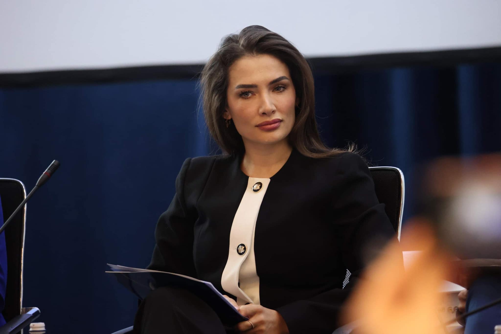 Kurti u shkroi në WhatsApp, deputetja e PDK’së: S’mundesh me u marrë vesh me të, kemi kërkuar ftesë të shkruar