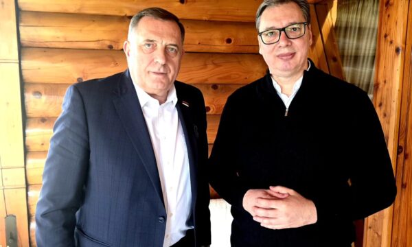 Vuçiq “ankohet” te Dodiku për aleancën ushtarake Kosovë-Kroaci, Shqipëri: Po duan ta minojnë stabilitetin