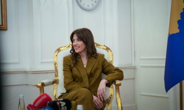 Haxhiu thotë se është e hapur për të ndihmuar për çështjen e Presidentit “nëse mundet”