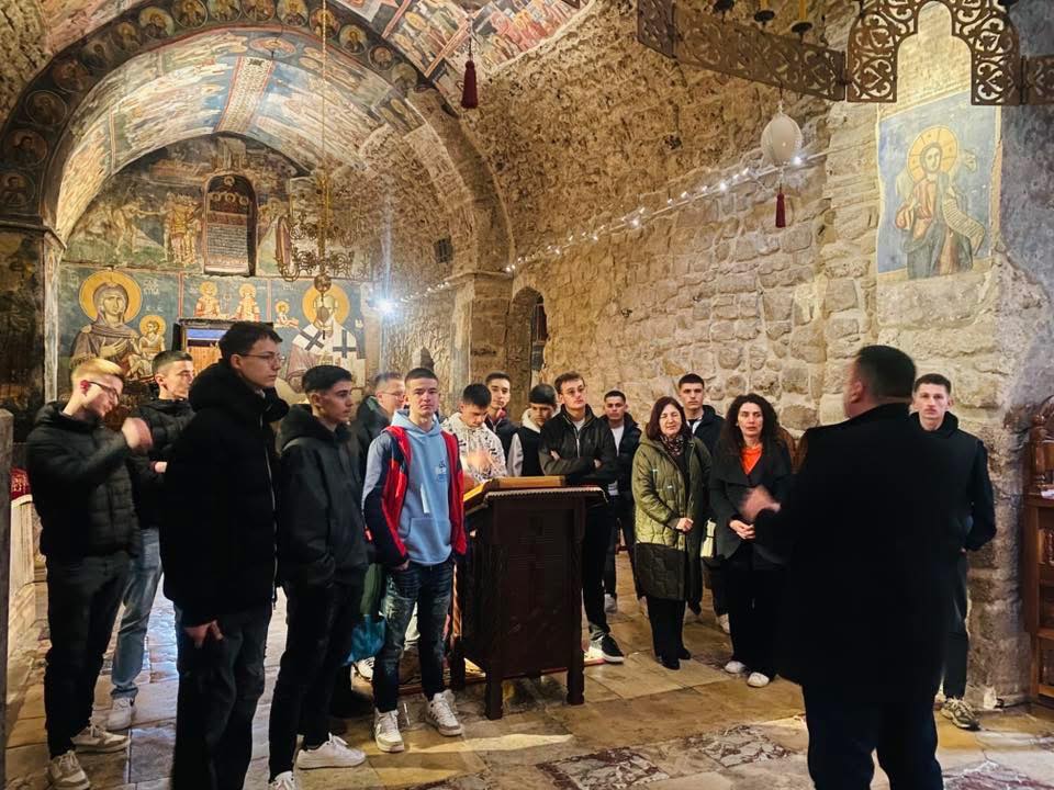 Ligjëratë edukative në Patriarkana e Pejës për nxënësit shqiptarë