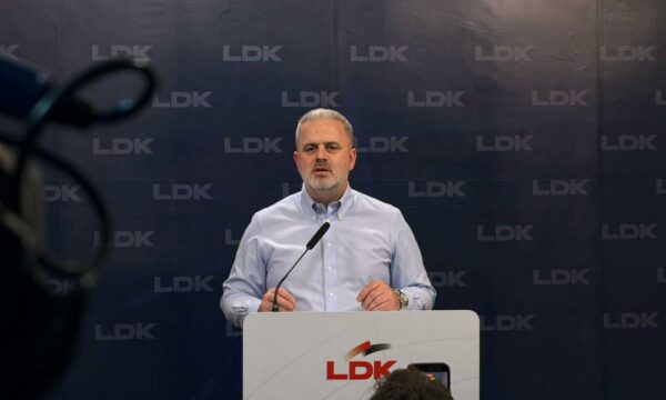 Azemi: Ka vend për Vjosa Osmanin në LDK, e djathta duhet të bashkohet