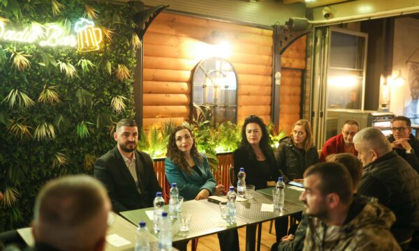 Vjosa Osmani ishte në Gjilan, krah saj qëndroi ish-deputetja e LDK-së