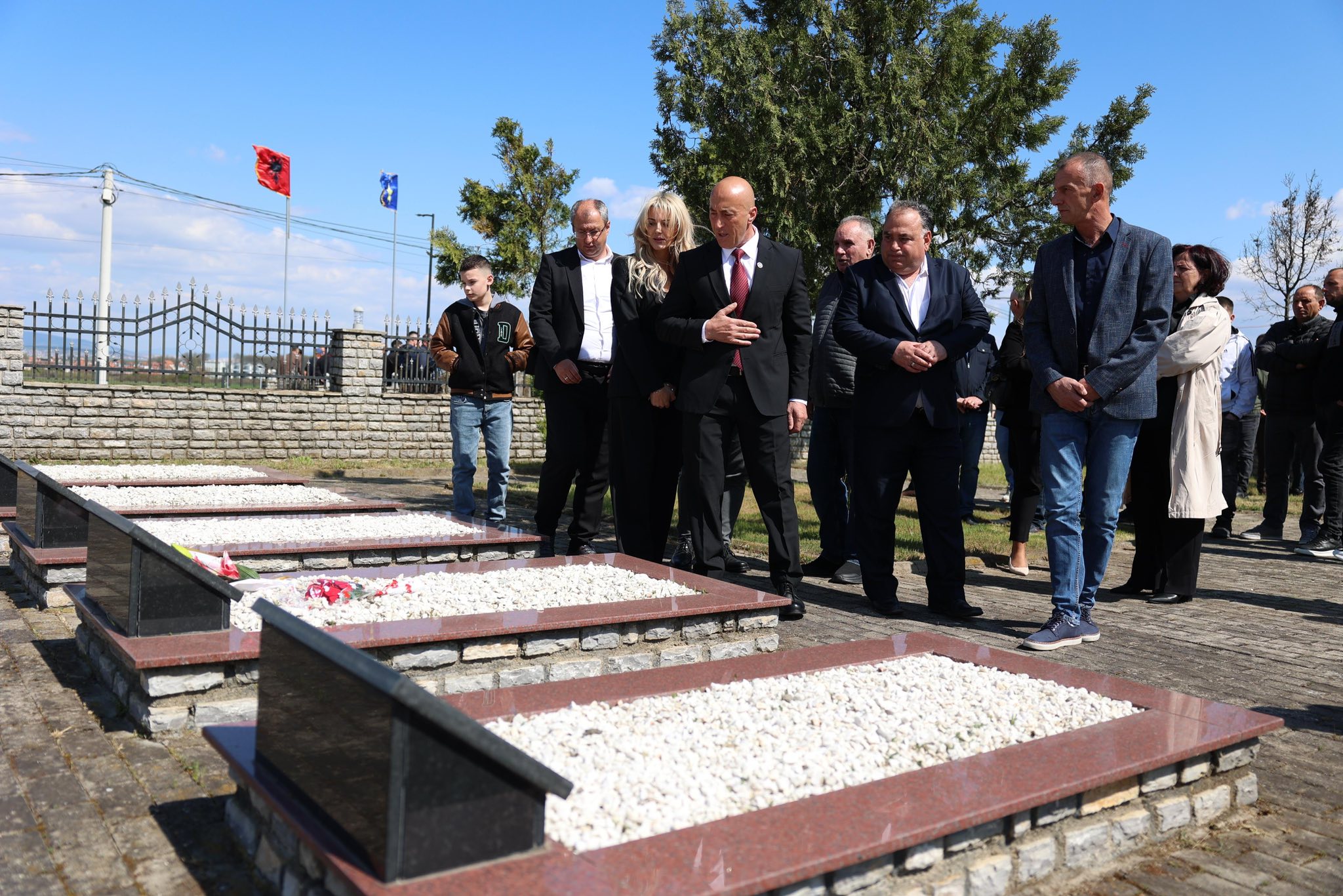Haradinaj bën homazhe në Ribar të Vogël të Lipjanit për martirët e 18 prillit: Krimet serbe nuk harrohen