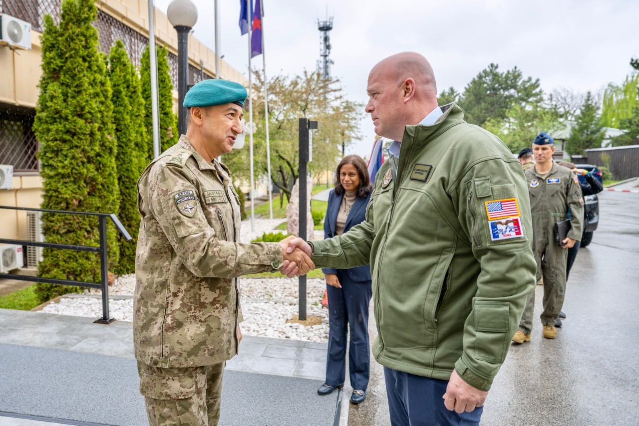 Ambasadori Whitaker shkon në KFOR, me Komandantin Ulutas flasin për situatën e sigurisë
