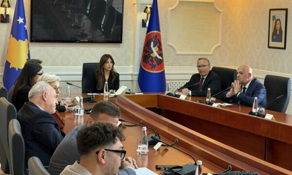 Përfaqësuesit e partive parlamentare shkojnë në Presidencë, nis takimi konsultativ për datën e zgjedhjeve