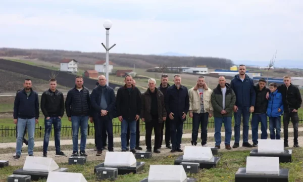“Mos vini vetëm për vota” Sami Lushtaku nga Rezalla kritikon mungesën e institucioneve në përvjetor