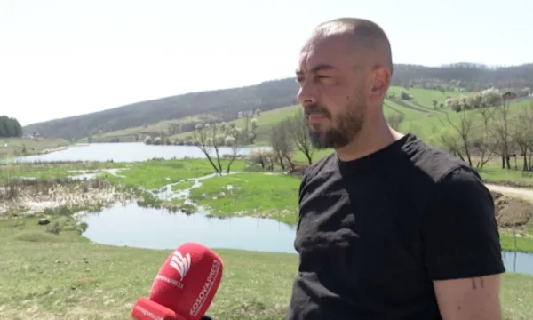 Flet personi që e shpëtoi një grua që ra me veturë në liqenin e Livoçit: Më ka ndodhur edhe më herët