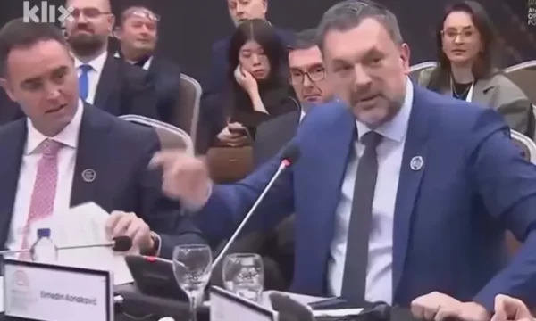 Ministri i jashtëm boshnjak kritikon ashpër Serbinë dhe Vuçiqin: Po i fshihni kriminelët e luftës