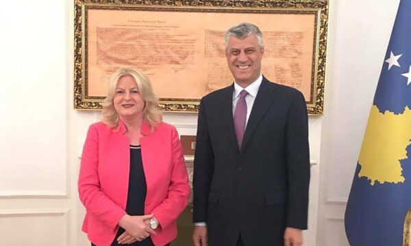 Tahiri ndan foto me Thaçin: Askush s’mund ta ndryshojë historinë e lavdishme të UÇK’së dhe pavarësinë e Kosovë