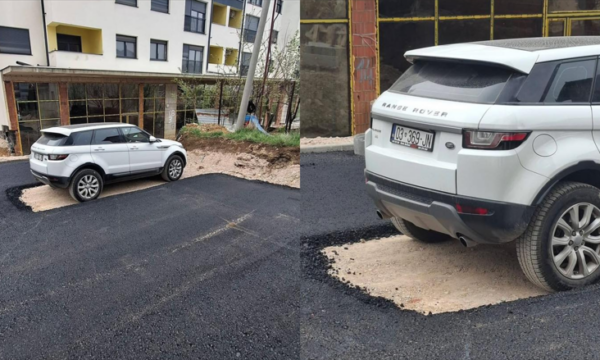 Asfalt vetëm përreth – vetura e parkuar e lë të pashtruar një pjesë poshtë saj në Prishtinë