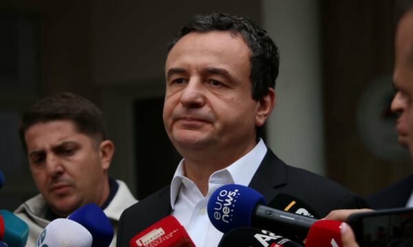 Kurti sulmon edhe një herë me fjalët “armiq” e “argatë”, vetëm  një javë pasi misioni i KiE e bëri përgjegjës për gjendjen e medias