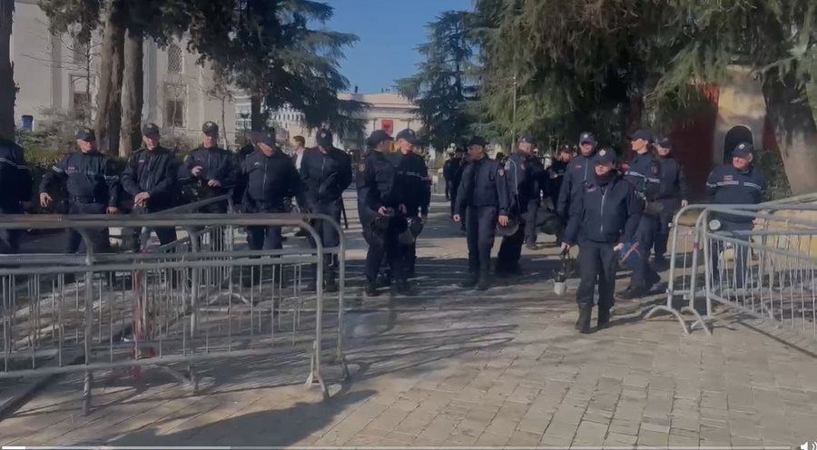 Shqipëri: Opozita nesër tre orë protestë, policia njofton marrjen e masave, bllokohen disa rrugë kryesore