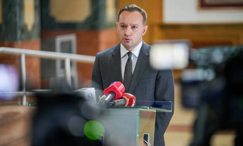 Zogaj i reagon ashpër Rexhajt pasi tha se “Abdixhiku kërkoi presidentin dhe tri ministri”: Shpifje e qëllimshme