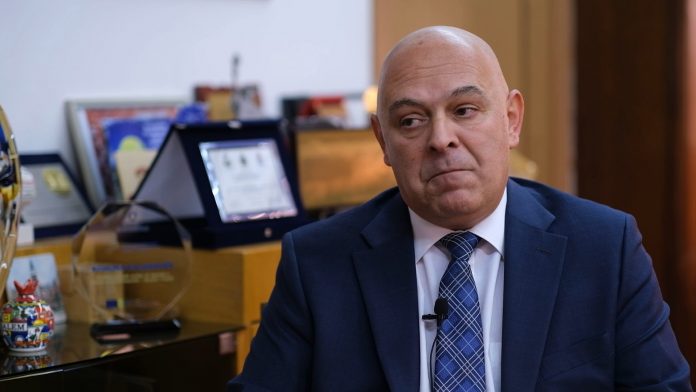 Gjini për Kurtin: I akuzon tjerët për ato që i bën vetë, mashtron çdo ditë – Vartësit e tij si Gërvalla nuk skuqen aspak