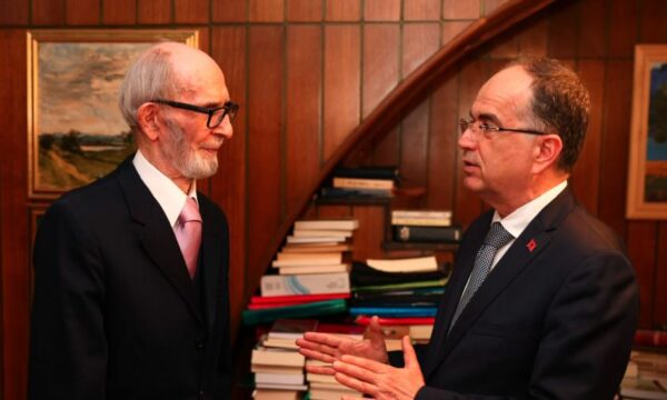 Begaj për vdekjen e Qosjes: Pusho në paqe, Profesor