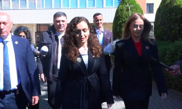 “Ju lus për mirëkuptim”, Osmani refuzon të komentojë për çështjen e presidentit gjatë homazheve