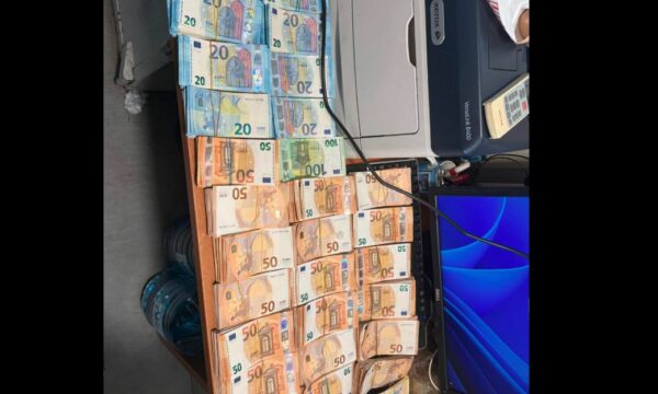 Dogana konfiskon mbi 122 mijë euro të padeklaruara tek Dheu i Bardhë, i kishin fshehur tek pjesa e akumlatorit dhe goma rezervë
