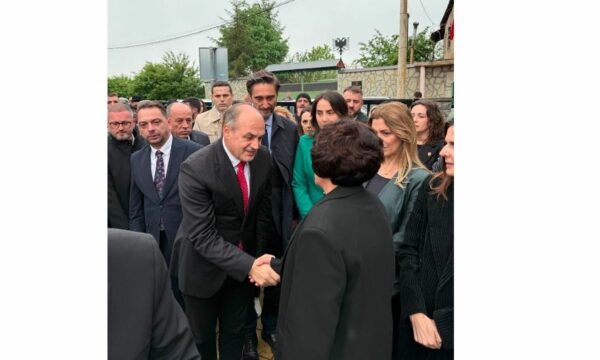 Hoxhaj në Prekaz, kujton Ilaz Kodrën si simbol të qëndresës: Liria ka ardhur me çmim të lartë