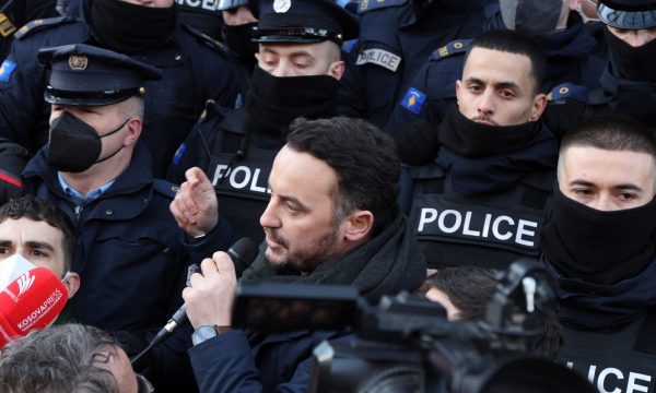 Molliqaj: Ndihmojeni PSD-në të hyjë në Kuvend për të parë si sfidohet Kurti