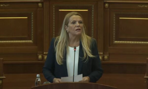 Time Kadrijaj për Donika Gërvallën: “Mos ta faltë Zoti evladin e keq se ta fëlliqë emrin e familjes”