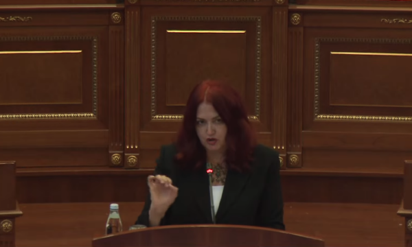 Eliza Hoxha akuzon Kurtin për bllof kushtetues: Ku i more nënshkrimet e reja për kandidate të reja?