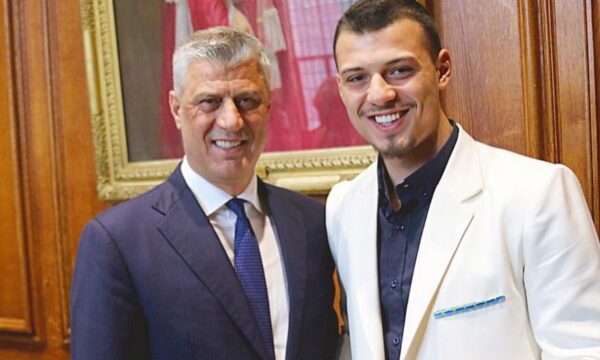 Endrit Thaçi shpërndan banerin për çlirimtarët “sillni ata në shtëpi”