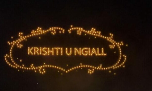 ‘Krishti u ngjall’, dronët ndriçojnë qiellin e Dhërmiut për Pashkët ortodokse