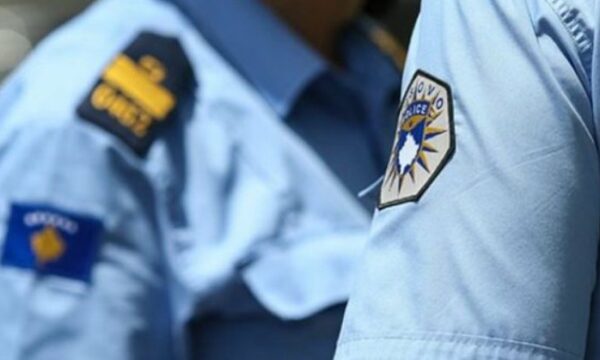 Rrahje mes dy burrave në Prishtina – njëri përfundon në spital, tjetri arrestohet
