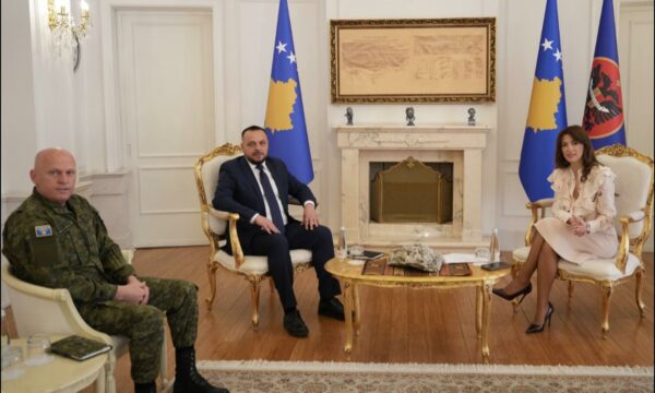 Haxhiu në rolin e Komandantes Supreme, i pret në takim Maqedoncin e Bashkim Jasharin