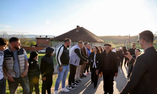 Osmani vizitë në fshatin Dumnicë të Podujevës: Mikëpritje e veçantë, bashkëbisedim i sinqertë