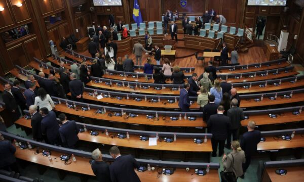 Reuters: Kosova thellë në krizë politike, Kurti dështoi t’i siguronte votat për kandidaten e tij për Presidente