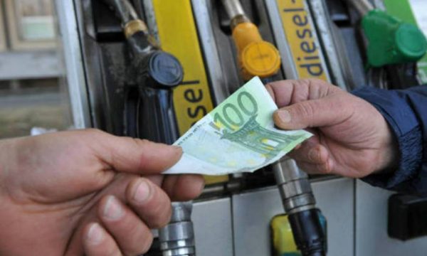 “Katastrofale, e papërballueshme”, qytetarët ankohen për çmimet e naftës