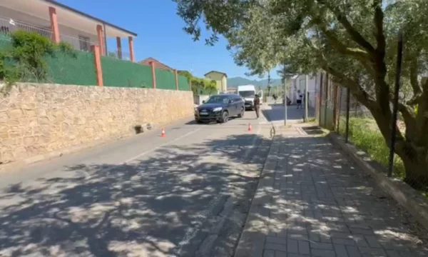 Mbi 30 plumba u shkrepën në veturën ku u vranë burrë e grua