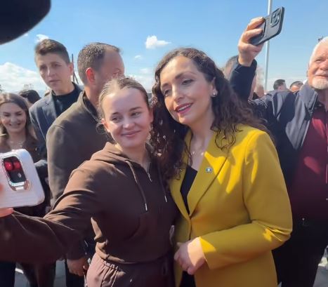 Ish-presidentja Osmani rrethohet nga qytetarët në Viti, pritet me ngrohtësi