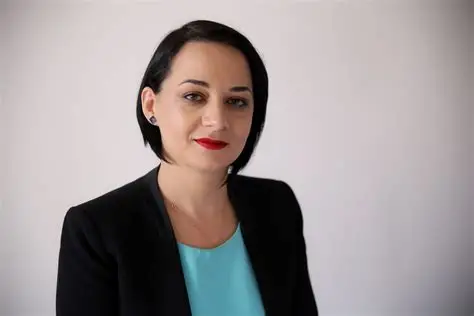 Drejtori i ri i Kadastrit obligon të gjithë stafin që të prezantohet kur të vijë në vizitë Fitore Pacolli