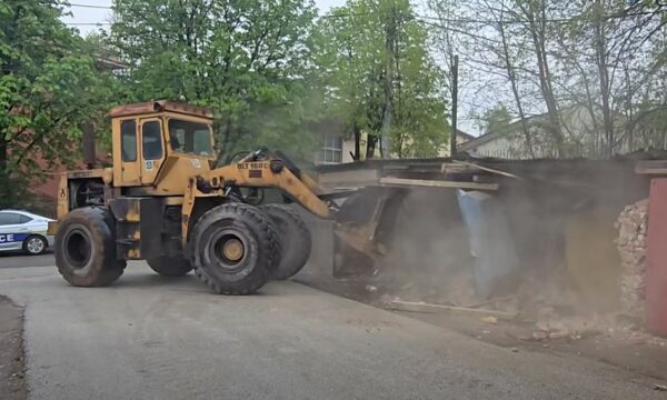 Rrënohen 23 garazhe afër qendrës së paraburgimit në Mitrovicë e Veriut, Trepça: Pronë e jona e uzurpuar kundërligjshëm