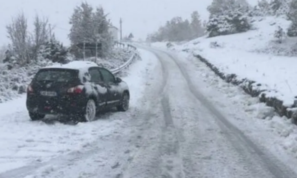 Rruga Pejë-Rozhajë e pakalueshme për kamionë për shkak të borës, QKMK: Automjetet tjera të kenë pajisje dimërore