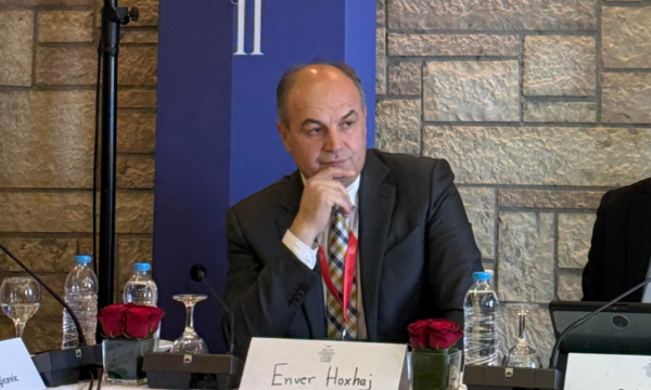 Hoxhaj me kërkesa për BE-në në Delphi: Kërkojmë proces të drejtë dhe fer për integrimin e Kosovës në BE