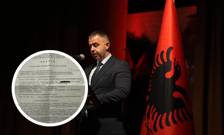 Vendosen flamurin shqiptar në akademi përkujtimore, Serbia nis kundërvajtjen ndaj Këshillit Kombëtar Shqiptar