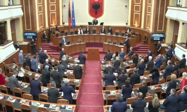 Kuvendi i Shqipërisë mban një minutë heshtje për ish-kongresmenin amerikan Eliot Engel