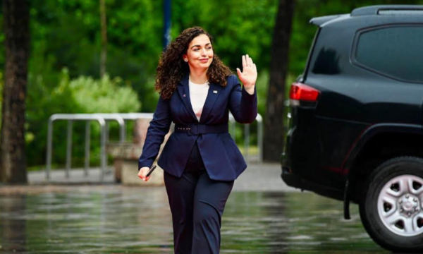 Ish-presidentja Osmani me prona brenda e jashtë vendit, të ardhura nga paga e mëditjet – kjo është pasuria e saj
