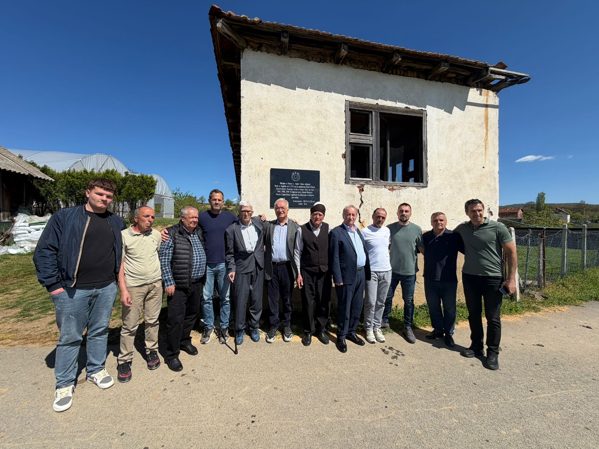 Zbulohet pllaka përkujtimore për bazën ilegale të LPK-së në Dyz