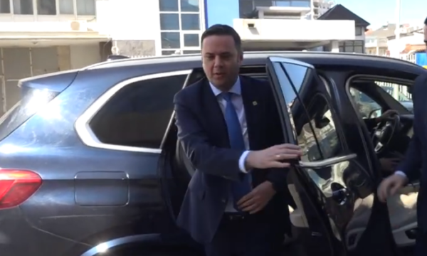 Abdixhiku arrin në Kuvend për takim me Kurtin, mediave u thotë se deklarohet më vonë