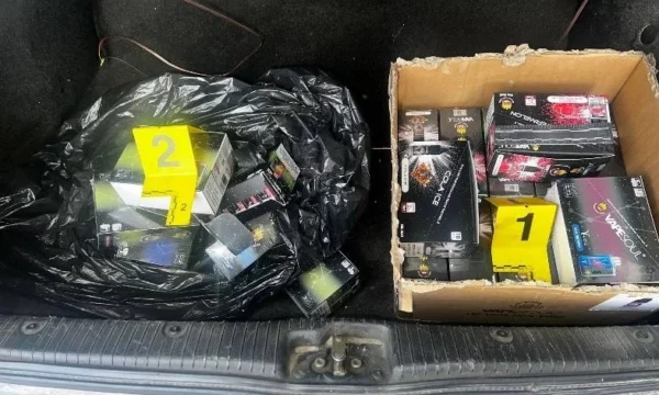 Vushtrri: Policia gjen cigaret që u vodhen nga një veturë, hajnat kishin thyer xhamin