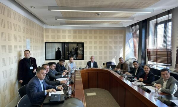 Komisioni për AKI’në mban mbledhje të mbyllur për media, shqyrton planin e punës