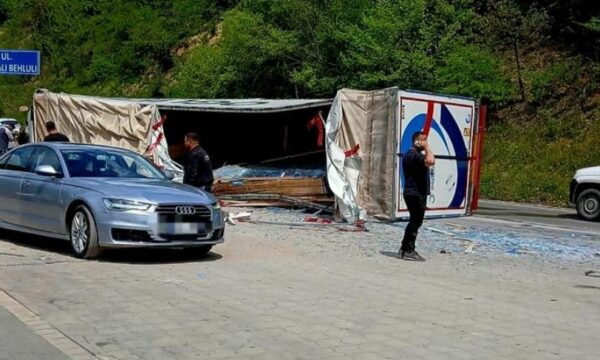 Aksidenti në të cilin u rrokullis kamioni, deklarohen nga Policia: Dy persona mbetën të lënduar